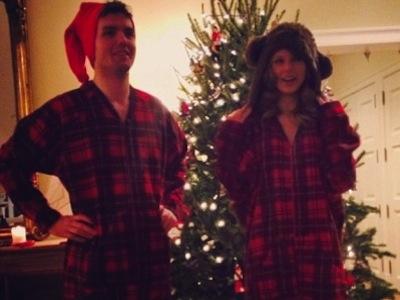 Siapa Cowok yang Habiskan Natal Bareng Taylor Swift Dengan Pakaian Kembar?